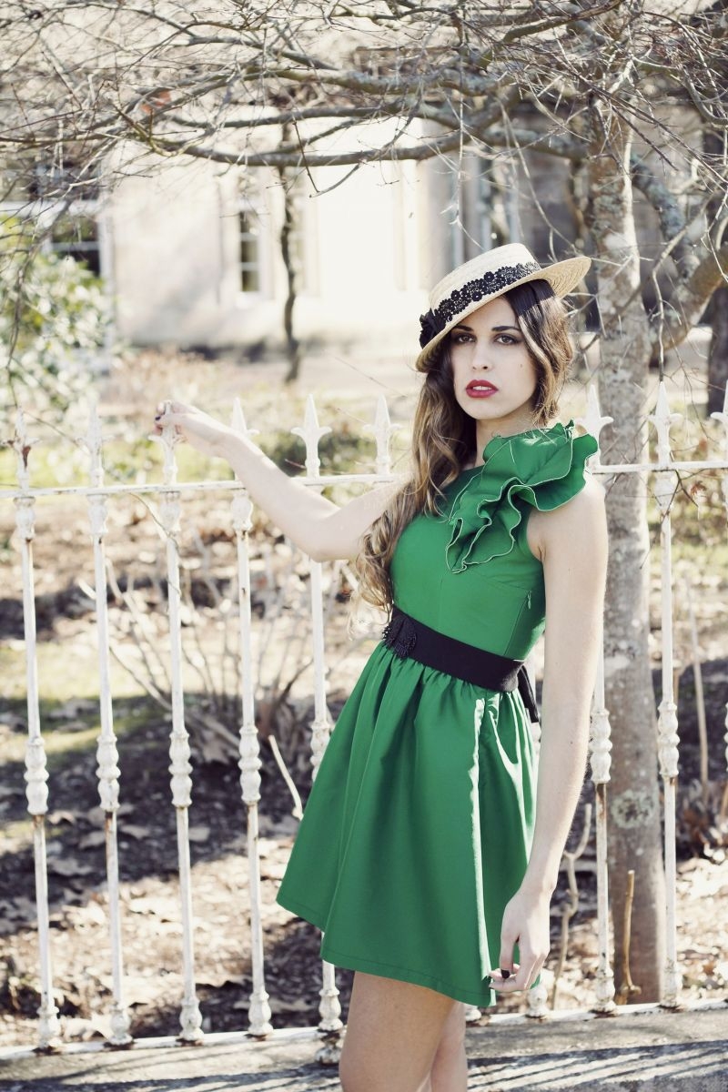 vestido corto de fiesta de vuelo asimetrico verde invitada boda de arimoka